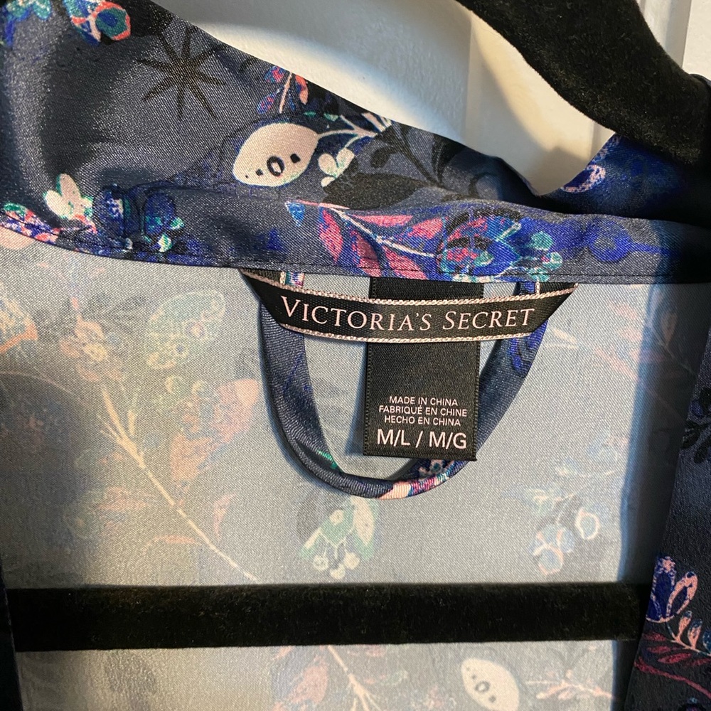 Euc Vs Bathrobe - image 3